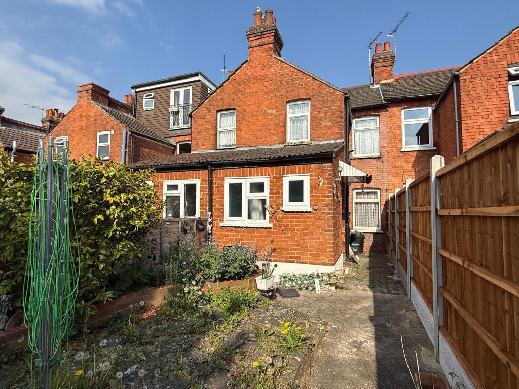 Lot: 149 - THREE BEDROOM MID-TERRACE HOUSE FOR IMPROVEMENT - Rear aspect of dwelling